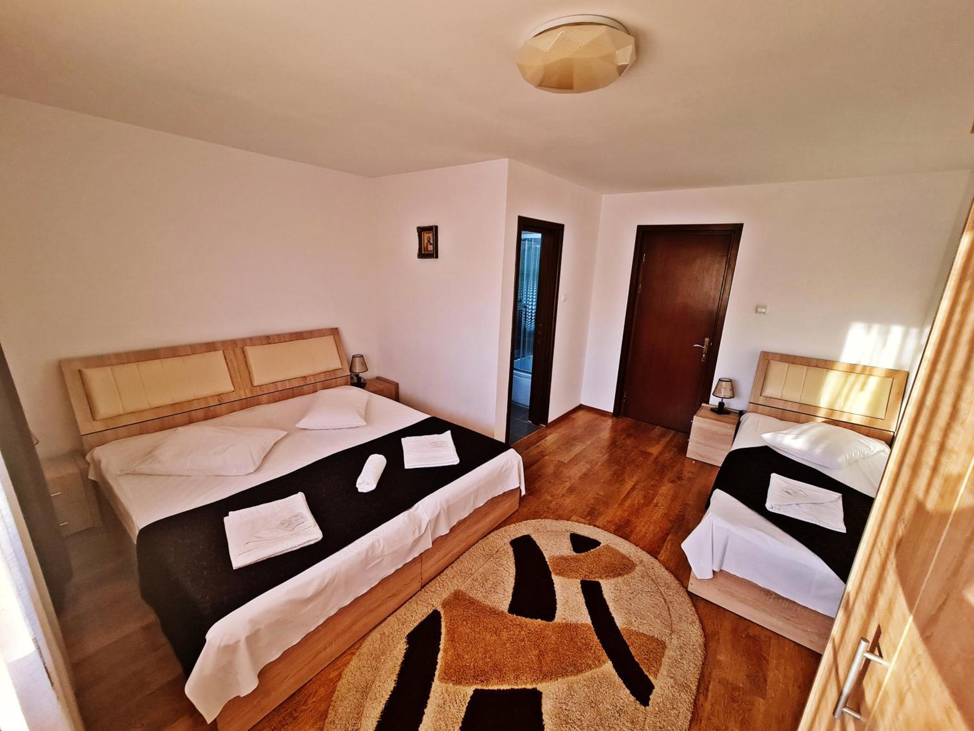 Hotel Casa Leu Curtea de Argeş Esterno foto