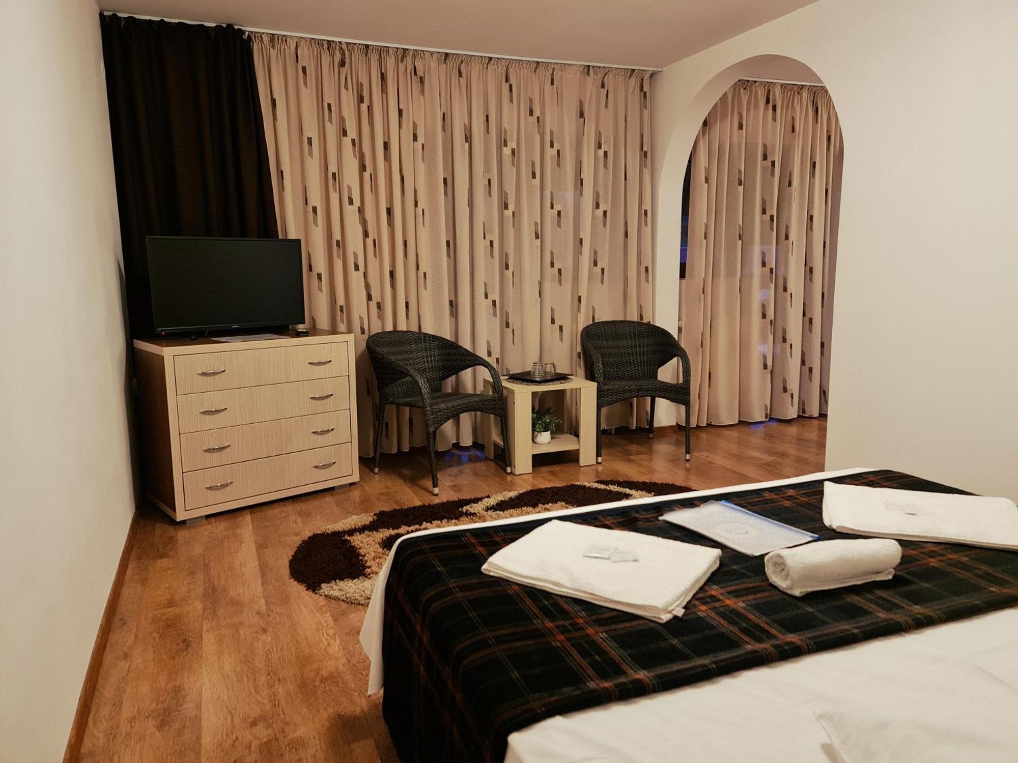 Hotel Casa Leu Curtea de Argeş Esterno foto